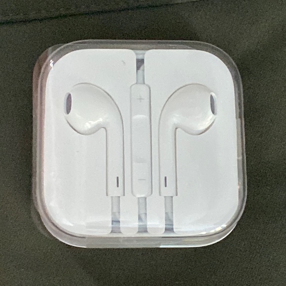 Apple Wired in Ear EarPods with Mic. - Picture 2 of 10
